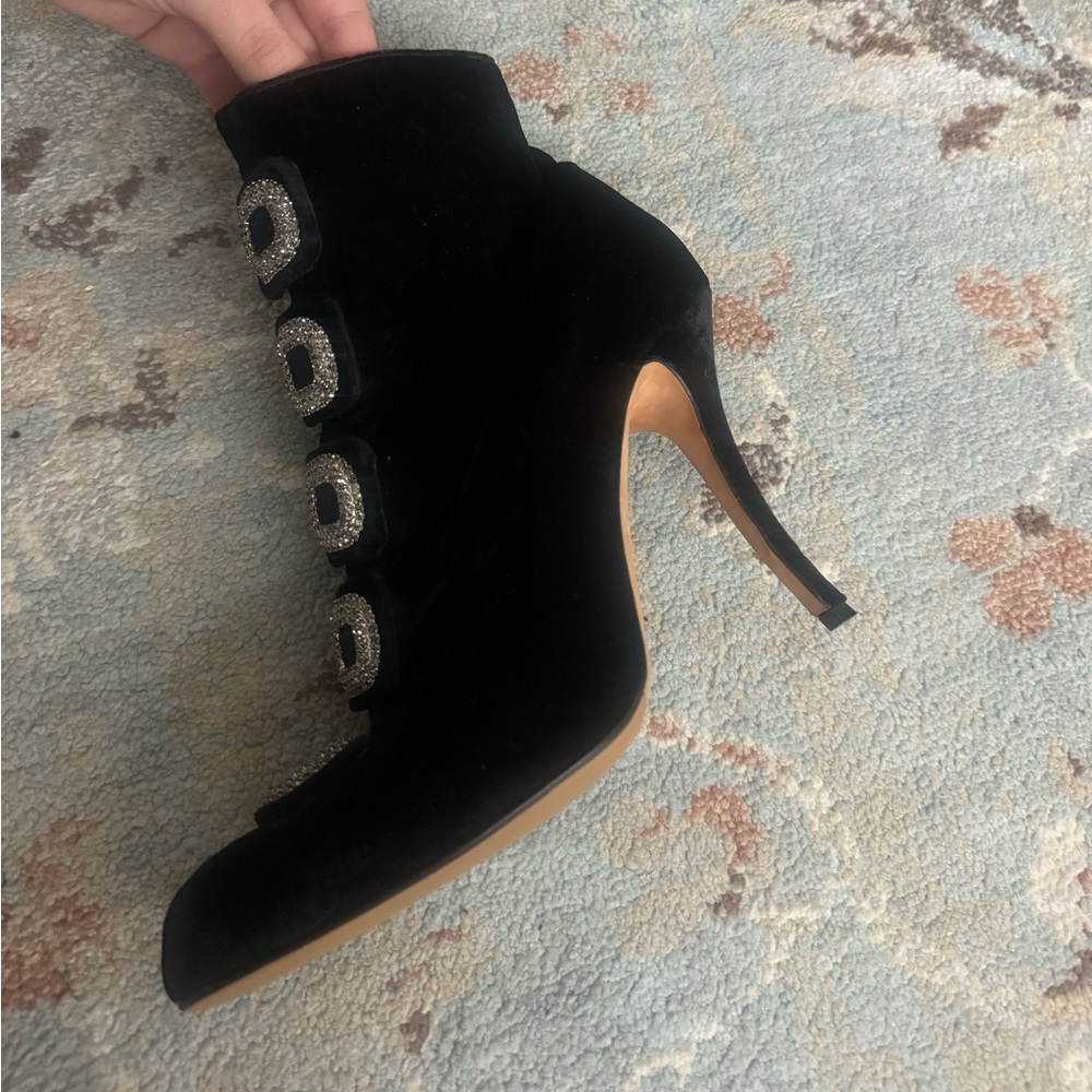 MANOLO BLAHNIK ONE OF A KIND?!?? - Picture 3 of 12